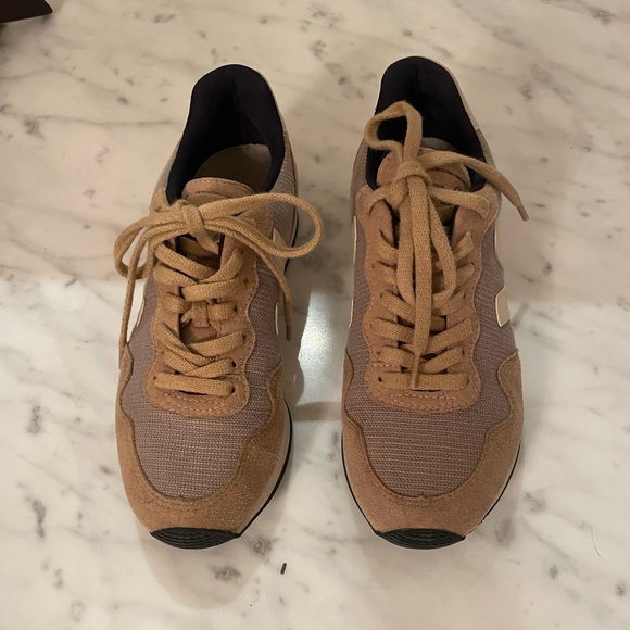 Veja Sneakers - Tan - Picture 9 of 11